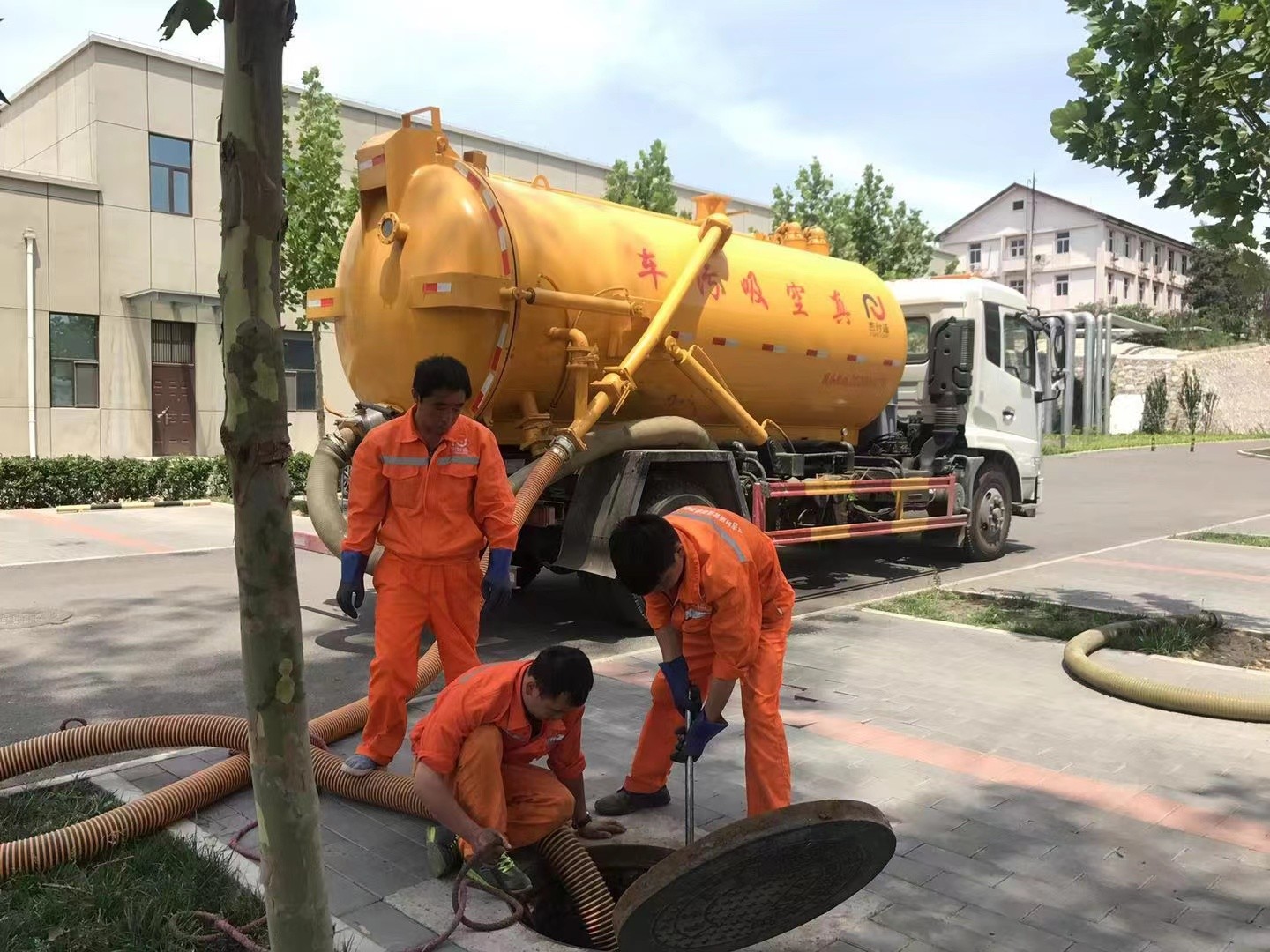 中阳管道疏通车停在窨井附近