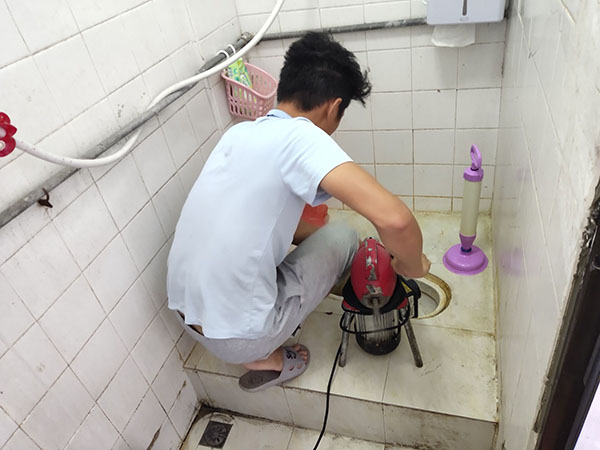 中阳管道堵塞冒臭气 专业师傅现场解决问题
