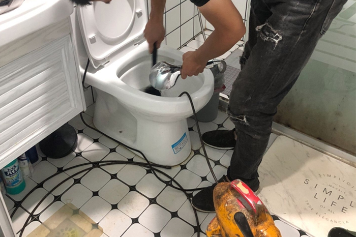 中阳马桶堵塞自己疏通还是找师傅?专业上门服务让你省时更省心